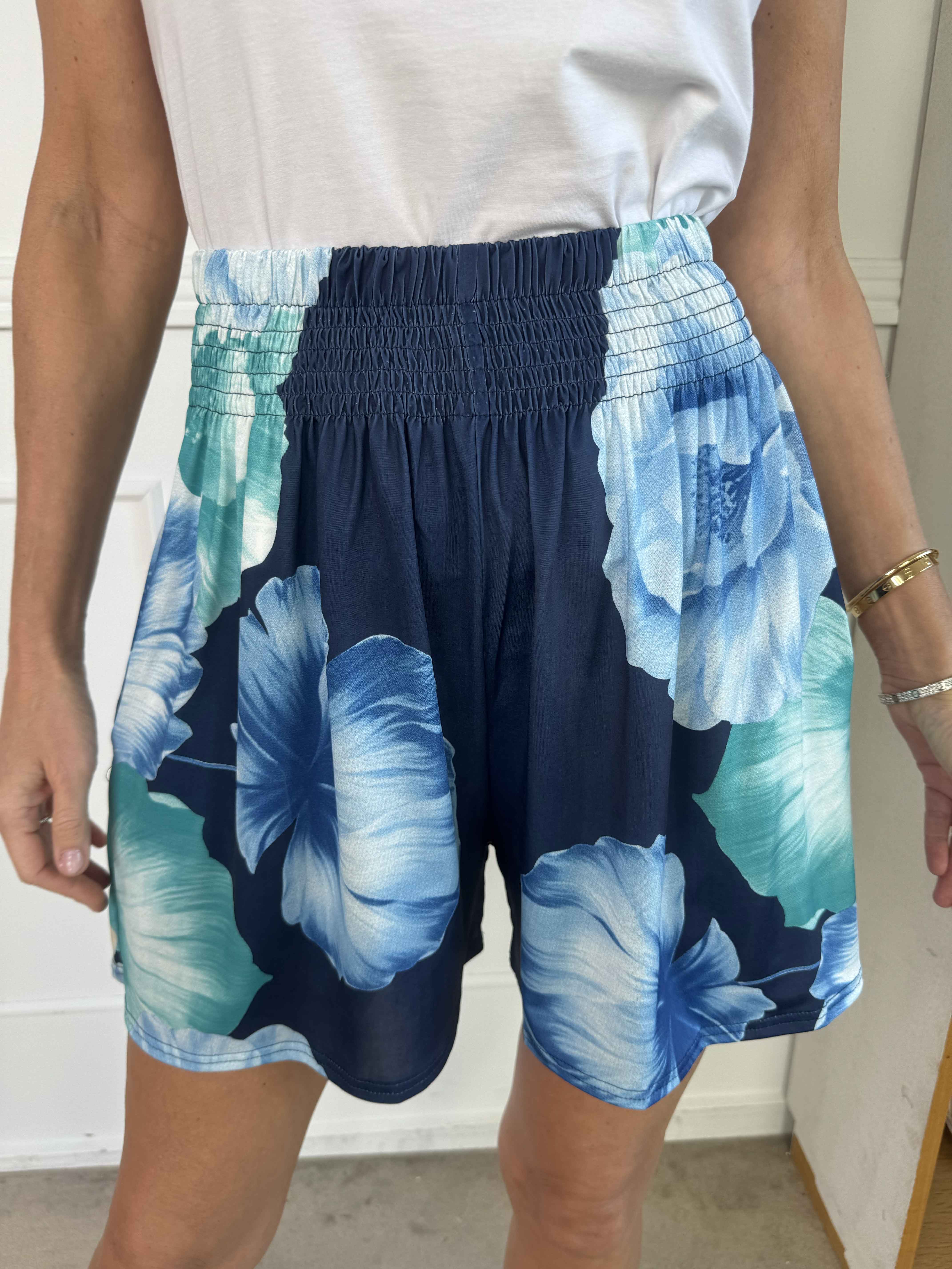 Pams Flower Shorts - Elastiska shorts med blommigt tryck